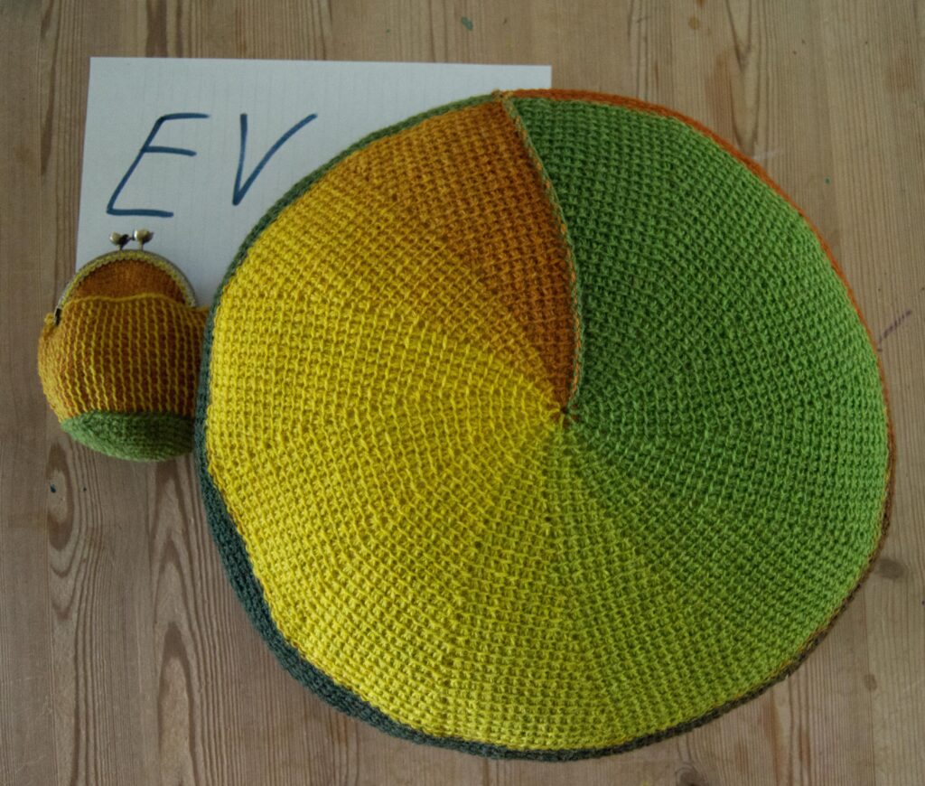 Rund pude med pung - gul-grøn-orange