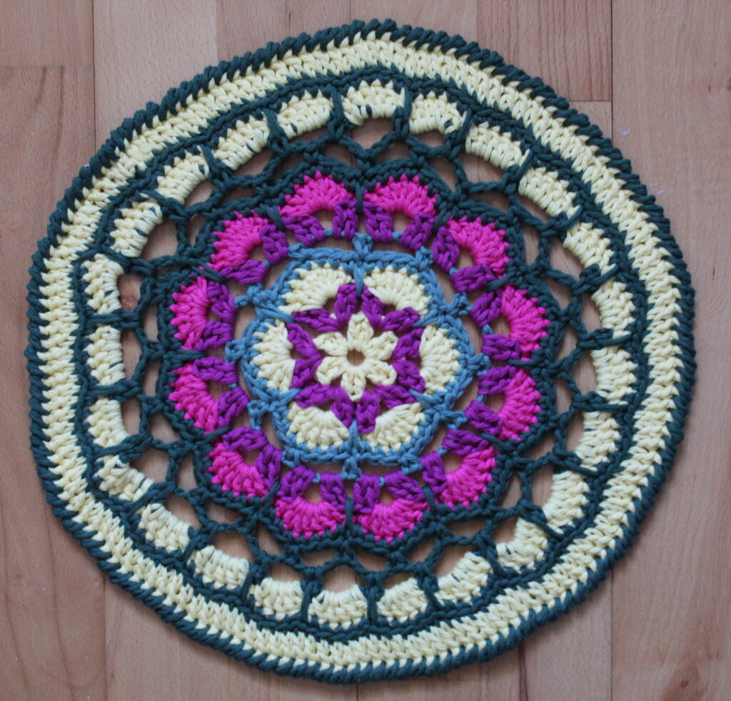 hæklet cirkel med blomstermotiv