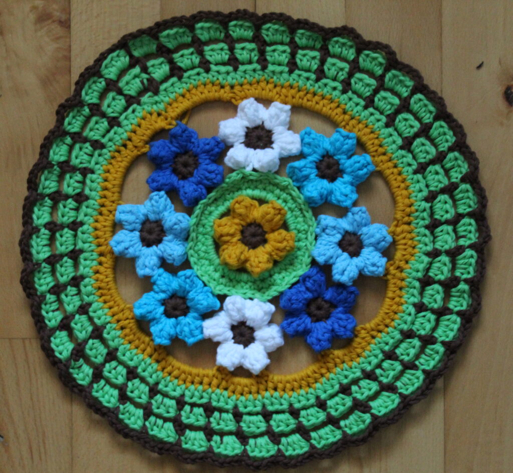 Cirkel med blomster - blå-gul-grøn