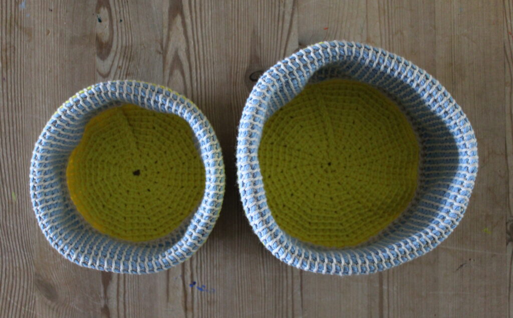to kurve i tunesisk hækling - blå-lyseblå-lemon-natur - set fra oven
