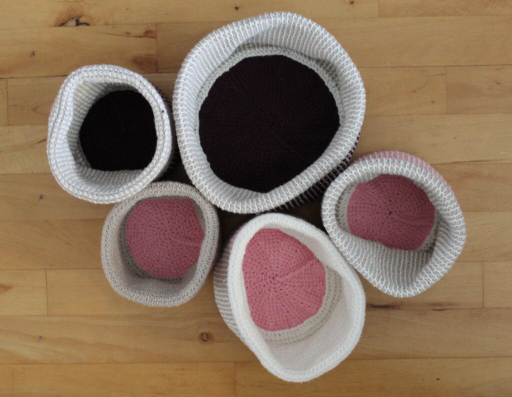 hæklede kurve - pink-natur-bourdoux-sand - set fra oven