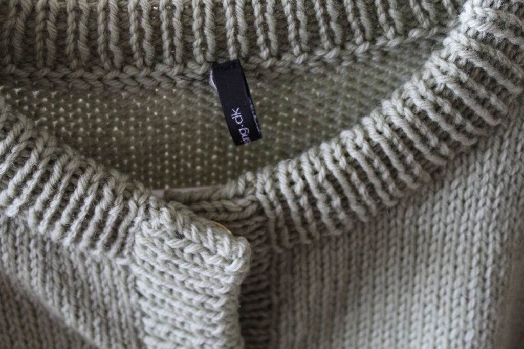 strikket cardigan med hulmønster i ærme - close up udsnit