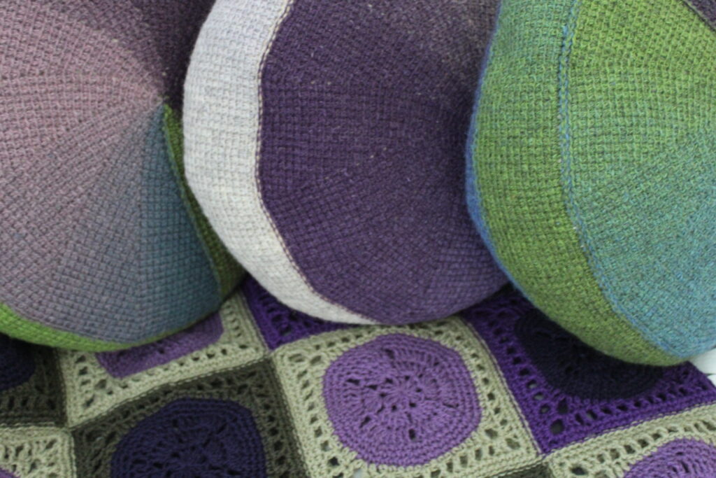magenta himmel maleri med puder, tæppe og kurve 2