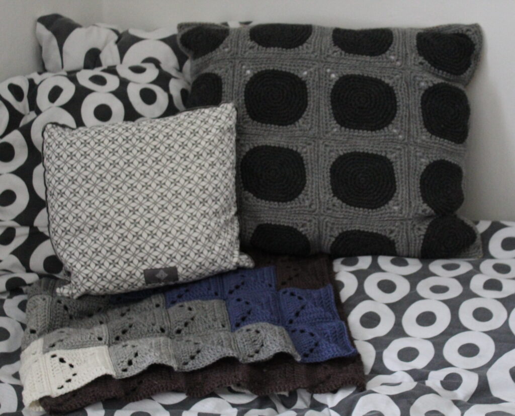 hæklet pude og tæppe i grå brune og blå farver 2