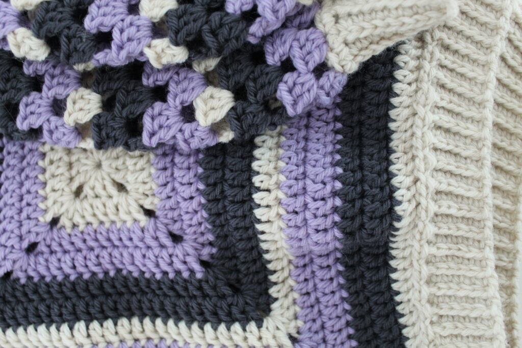 hæklet cardigan i ruder - close up