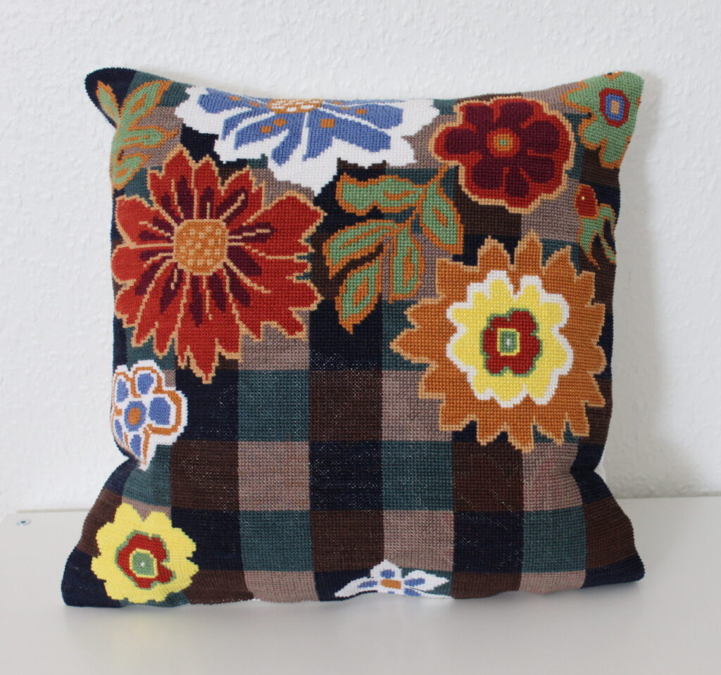 broderet pude med blomster og tern
