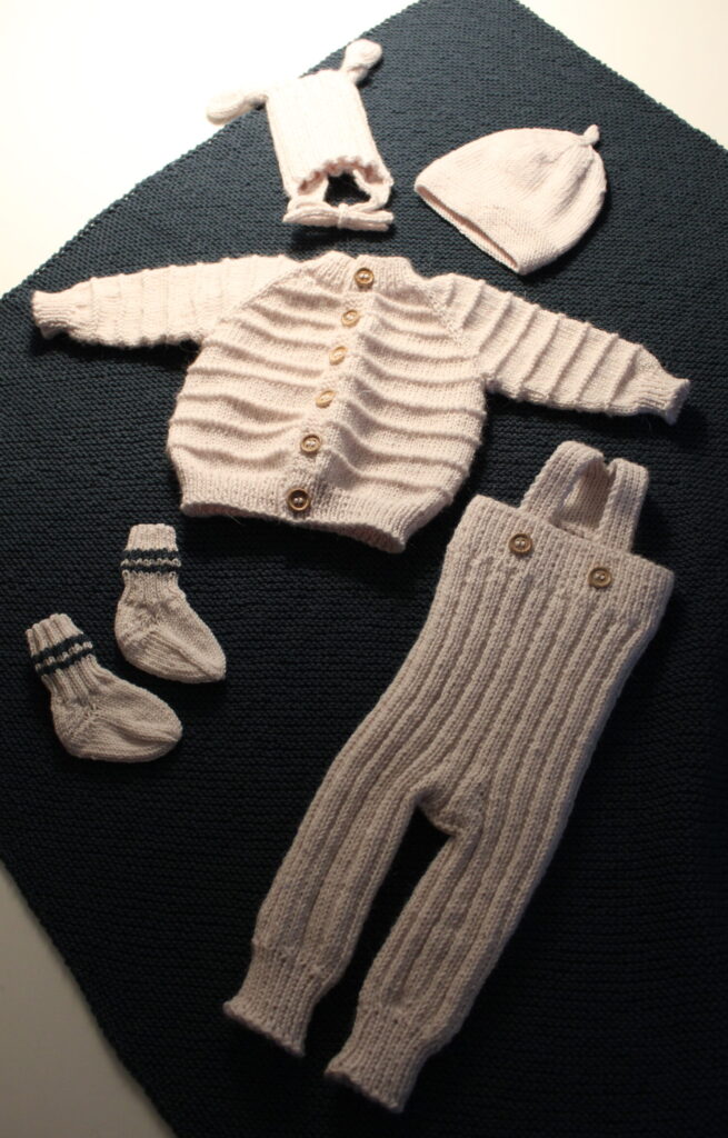 baby outfit i farven kit strikket