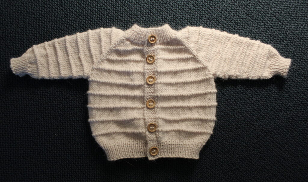 babytrøje i farven kit