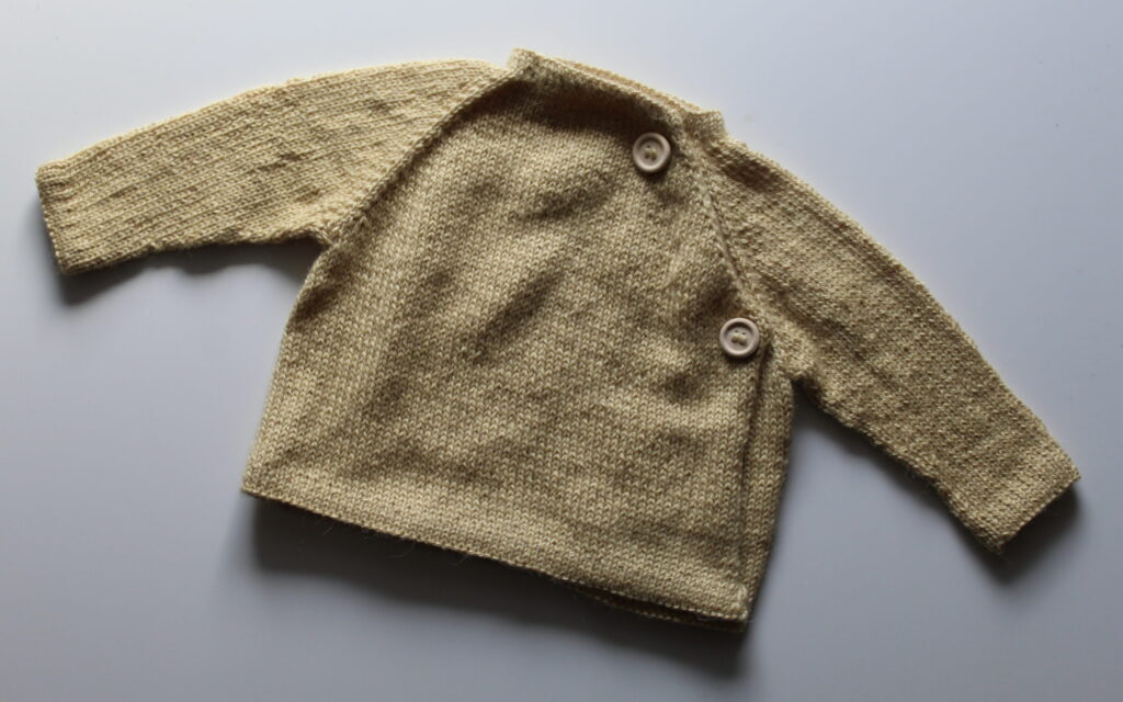 gul babybluse med skrålukning
