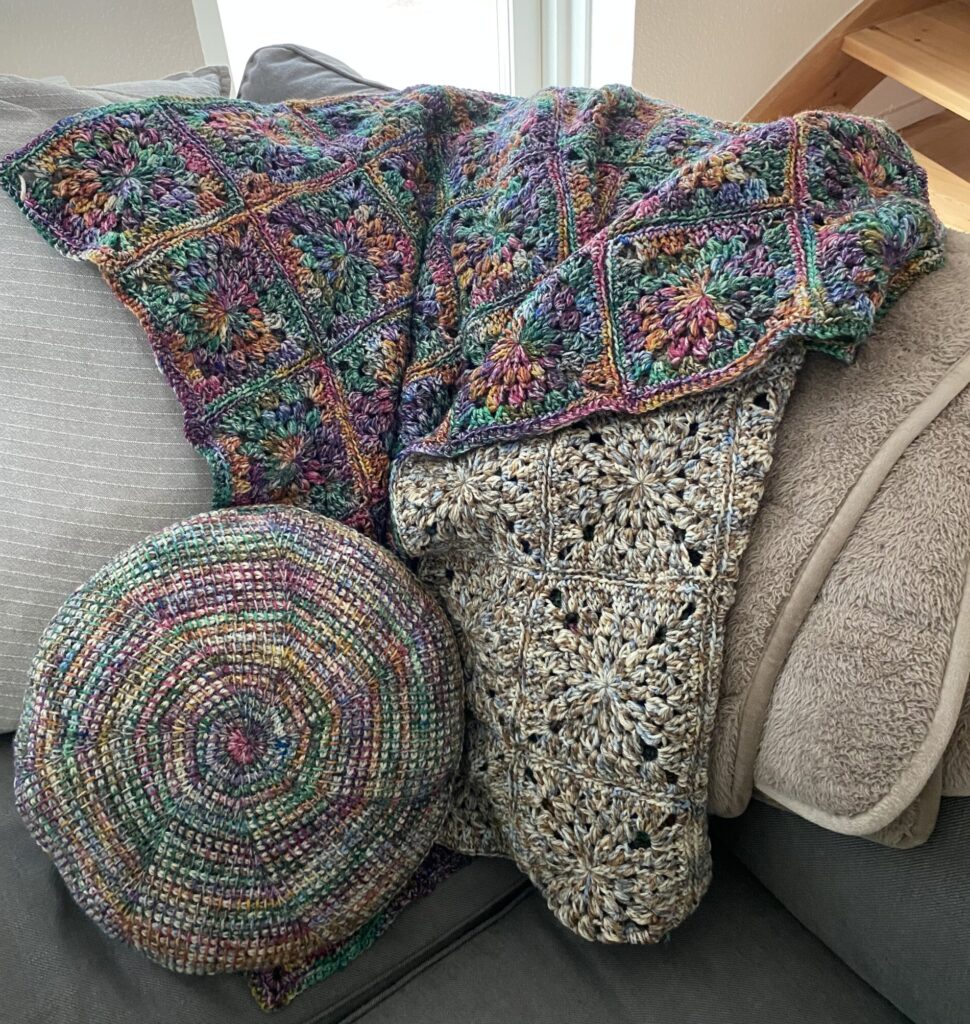 tæppe i udsnit forskellig farve for og bag i sofa med pude