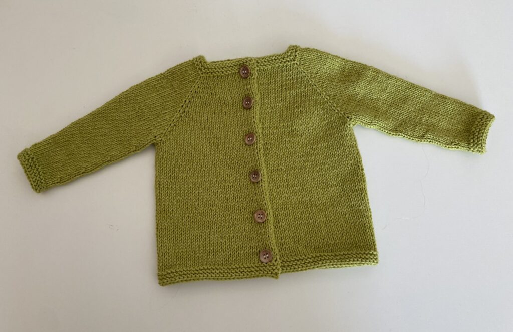 babycardigan i halvt bomuld halvt uld limefarvet